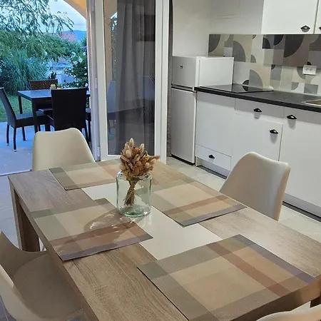 アパート Apartman Sveti Filip I Jakov *