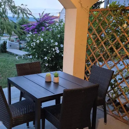 アパート Apartman Sveti Filip I Jakov *